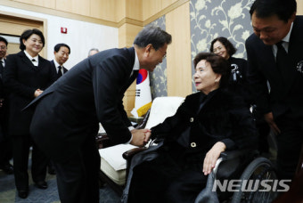 손명순 여사 손 잡은 문재인 대통령