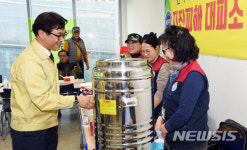자원봉사자 만난 류희인 본부장