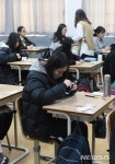 반납되는 휴대전화기