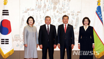 기념촬영하는 한-우즈벡 대통령 내외