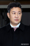 법원 나서는 강철구 변호사