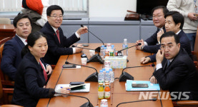 한자리에 모인 교섭단체 3당 정책위의장-원내수석부대표
