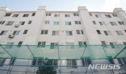 갈라진 한미장관맨션 외벽