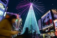 불 밝힌 부산 광복로 대형 트리