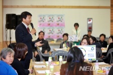다복다복 발전소 인사말 건네는 김종규 부안군수