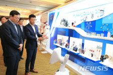 신동빈 회장 다양한 평창 상품 기획해라…롯데 패키지 디자인 전시회 직접 방문 