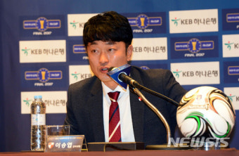 질문에 답하는 이승엽 감독대행