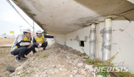 지진피해 현장 살피는 평가단원들