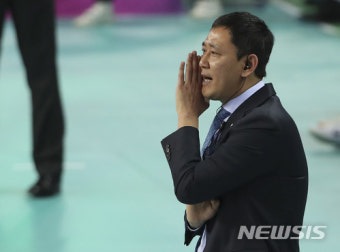 작전 지시하는 현대캐피탈 최태웅 감독