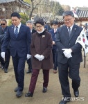 육영수 여사 생가 둘러보는 박근령과 조원진
