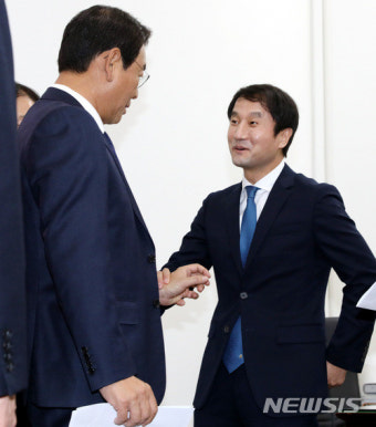 이야기 나누는 김교흥 사무총장과 한병도 신임 정무수석