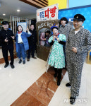 추억의 의상 입고 과거로 여행