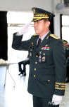 호국영령에 경례하는 정형희 32사단장