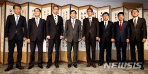 기념촬영하는 한은 총재