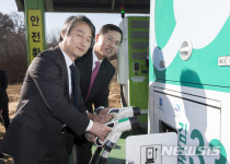 전기버스 충전시연하는 안병옥 차관
