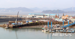 사망자와 구조자 이송되는 영흥도 진두선착장