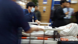 병원으로 이송되는 선창1호 실종 선장 시신