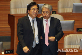 정세균 국회의장 자리로 이동하는 우원식-김동철