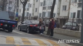등굣길 횡단보도 이틀 연속 점거 차량…학생은 도로로 등교