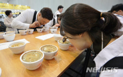 커피 로스팅 심사하는 바리스타