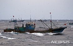 선단 이룬 불법조업 中어선, 해경 경비함에 모두 쫓겨나