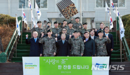 박정원 두산 회장,  최전방 군부대에 사랑의 차 전달
