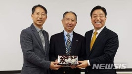 감사의 선물 전하는 박봉규 이사장