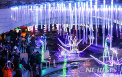 청계천 비추는 크리스마스 조명