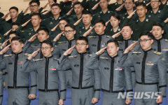 육군사관학교 생도들의 경례