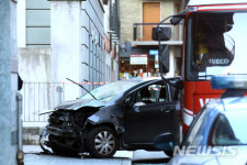 伊북부 크리스마스 시장에 차량돌진 시킨 20대남 체포 