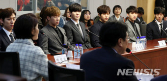 우원식 원내대표 축사 듣는 인피티트와 백성현
