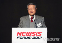 라종일 가천대 석좌교수 뉴시스 일본 포럼-경제 부흥의 비결 축사