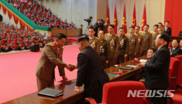제8차 군수공업대회 폐막식, 화성-15형 시험발사 성공 기여자들 표창