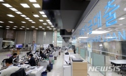 문재인 정부 주택담보대출 조이기, 신용대출 사상 최대 급증