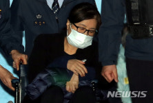 망연자실한 표정의 최순실