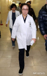 기자회견장 나서는 정혜원 병원장