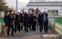 태양광 발전 설비 설치 예정지 둘러보는 김은경 장관