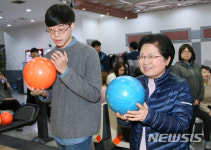 청소년들과 체육활동 즐기는 여가부 장관