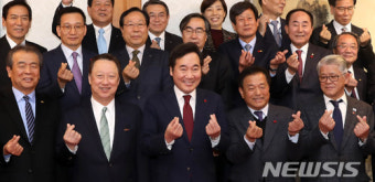 대한상공회의소 회장단과 '하트' 만드는 이 총리