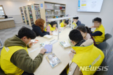 사서업무 체험하는 세명학교 학생들