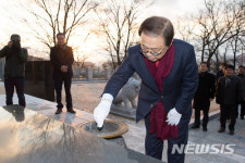 선산 충혼탑 참배하는 남유진 구미시장