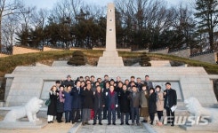 경북도지사 출마 선언…선산 충혼탑 찾은 남유진 구미시장