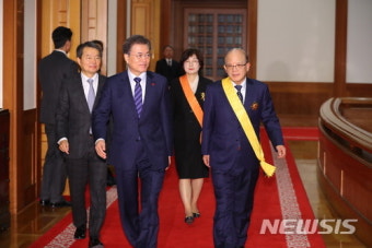 박한철 전 헌재소장-이정미 전 헌법재판관과 이동하는 문재인 대통령