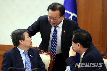 이야기 나누는 김부겸-도종환-김영춘
