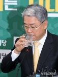 물 마시는 김동철 원내대표