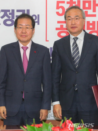 기념촬영하는 홍준표-김대식