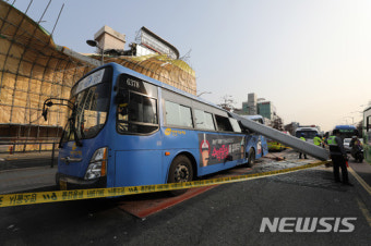강서구서 공사장 크레인 버스 덮쳐…15명 부상