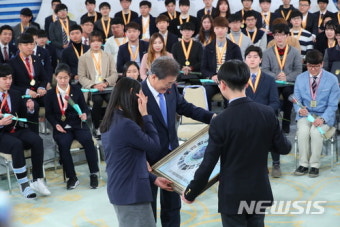 미래의 과학자에게 선물 받는 문 대통령