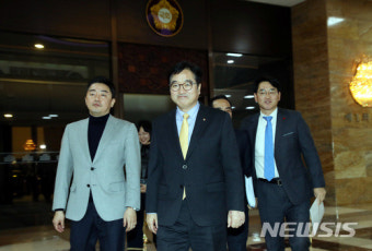 본회의장 나서는 우원식