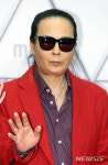 인사하는 김태원